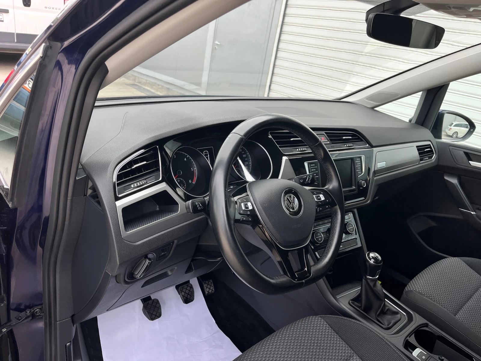 VW Touran 2, 0TDI-150k.c/6+ 1/ПОДГРЕВ/МУЛТИМЕДИЯ/ТОП!!!, снимка 6 - Автомобили и джипове - 54840278
