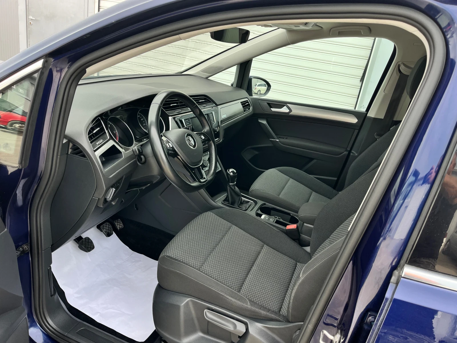 VW Touran 2, 0TDI-150k.c/6+ 1/ПОДГРЕВ/МУЛТИМЕДИЯ/ТОП!!!, снимка 7 - Автомобили и джипове - 54840278