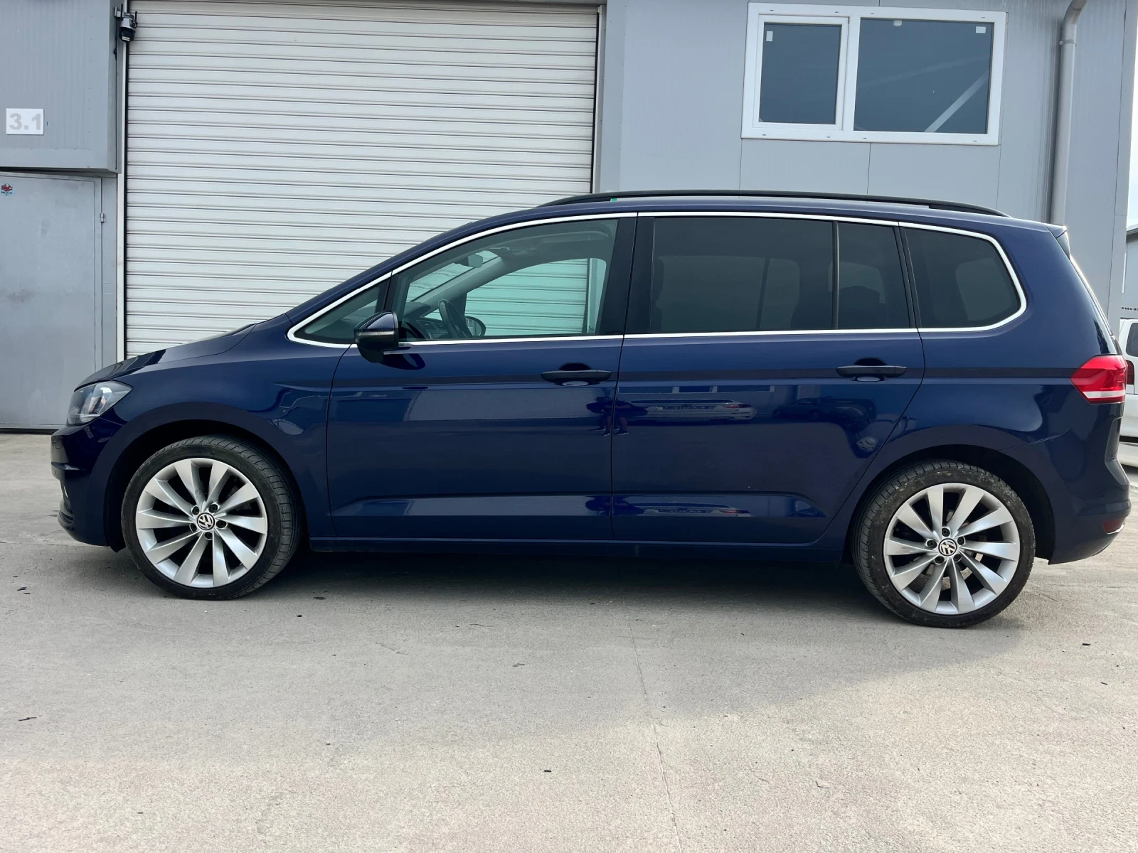 VW Touran 2, 0TDI-150k.c/6+ 1/ПОДГРЕВ/МУЛТИМЕДИЯ/ТОП!!!, снимка 3 - Автомобили и джипове - 54840278