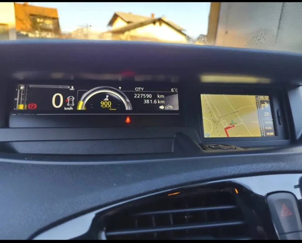 Renault Scenic 1.2TCе, снимка 10 - Автомобили и джипове - 55822799