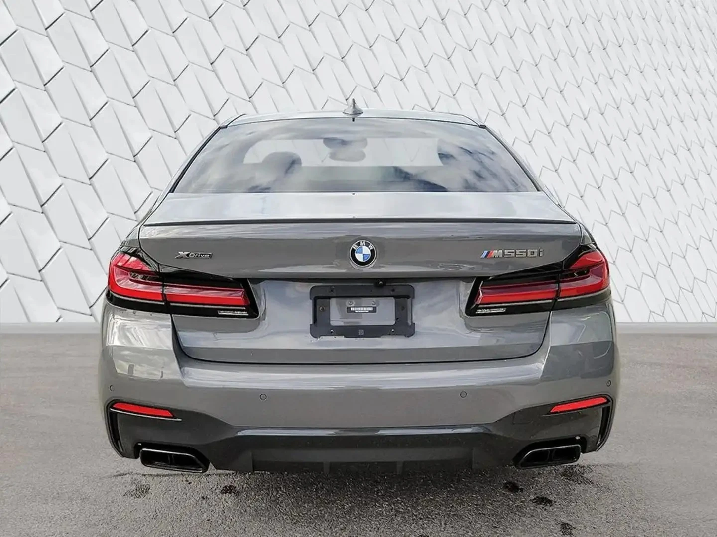 BMW 550 M xDrive Premium pkg Цена до България & АвтоКредит, снимка 5 - Автомобили и джипове - 56058911