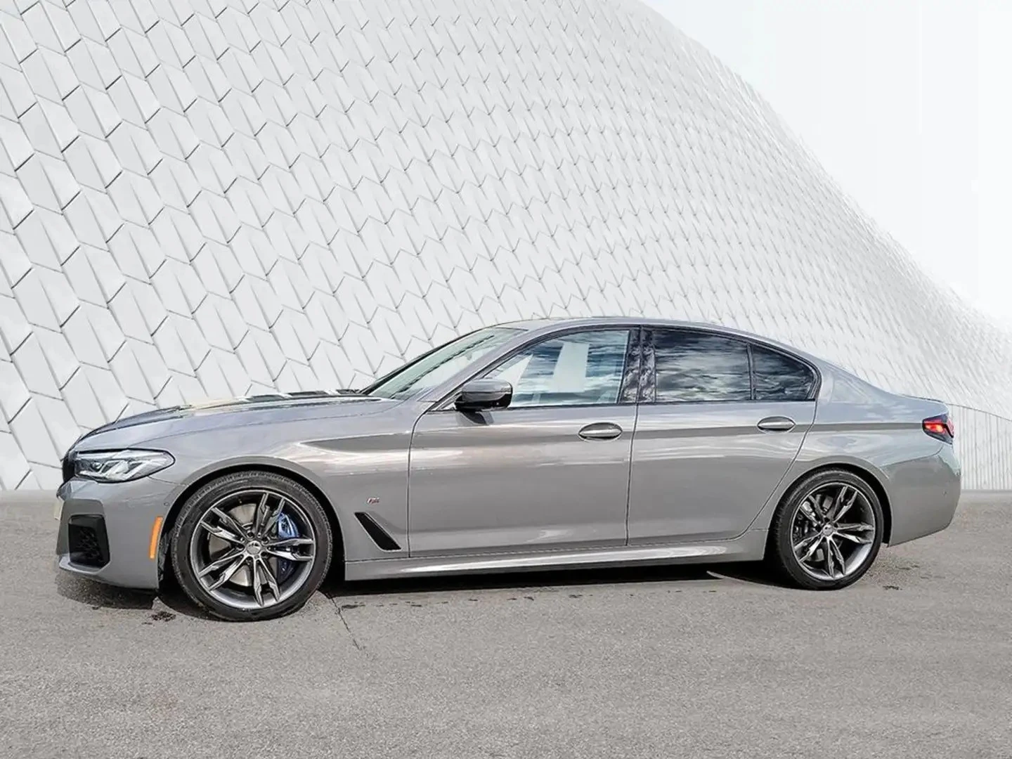 BMW 550 M xDrive Premium pkg Цена до България & АвтоКредит, снимка 3 - Автомобили и джипове - 56058911