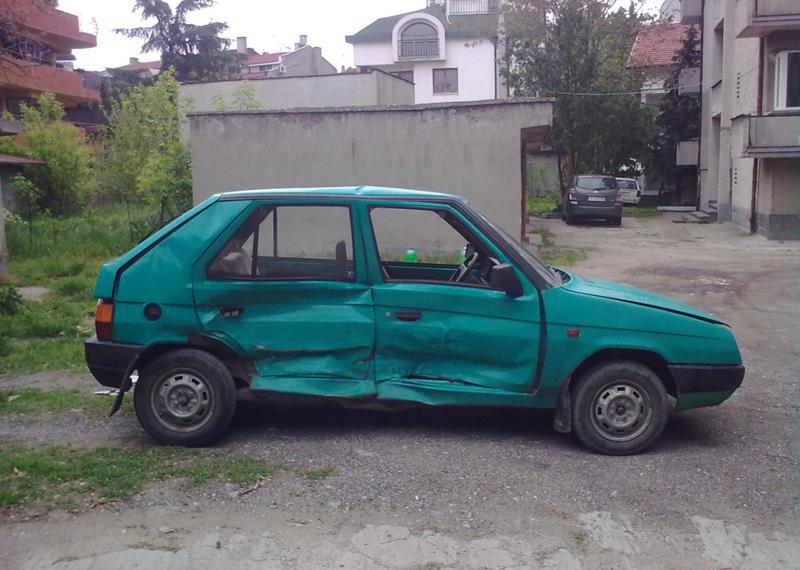 Skoda Favorit, снимка 1 - Автомобили и джипове - 33685311