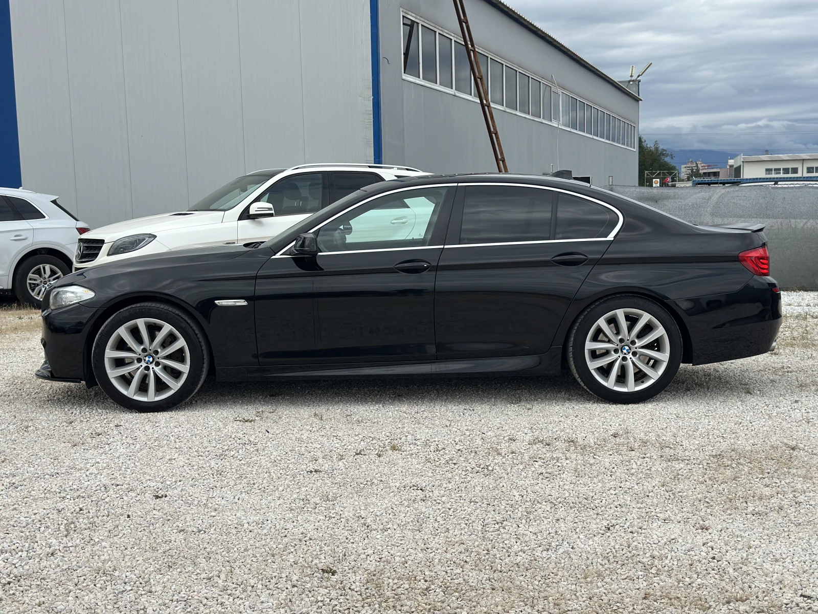 BMW 530 M SPORT| КОМФОРТ САЛОН| ПОДГРЕВ| НАПЪЛНО ОБСЛУЖЕНА, снимка 3 - Автомобили и джипове - 54883459