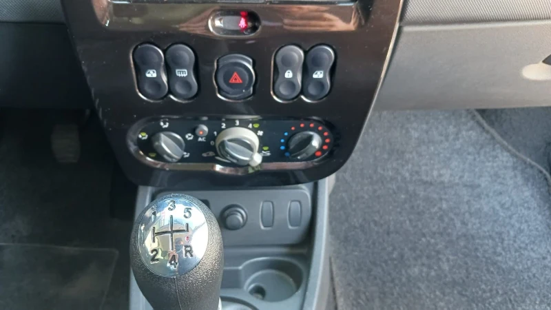 Dacia Duster 1.6, снимка 12 - Автомобили и джипове - 50854326