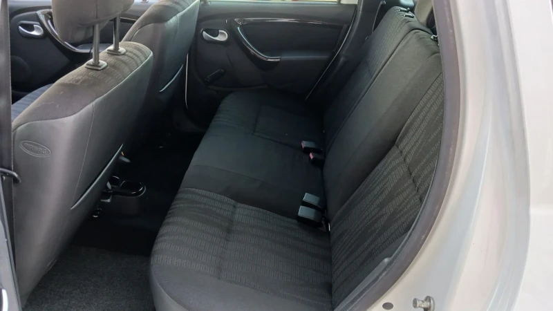 Dacia Duster 1.6, снимка 10 - Автомобили и джипове - 50854326