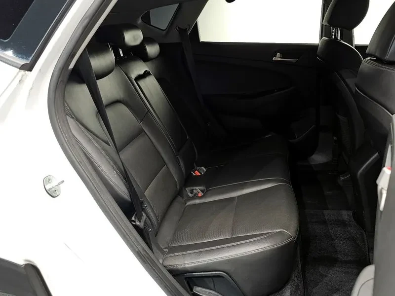 Hyundai Tucson 2.0 2Wd Smart, снимка 11 - Автомобили и джипове - 54998902