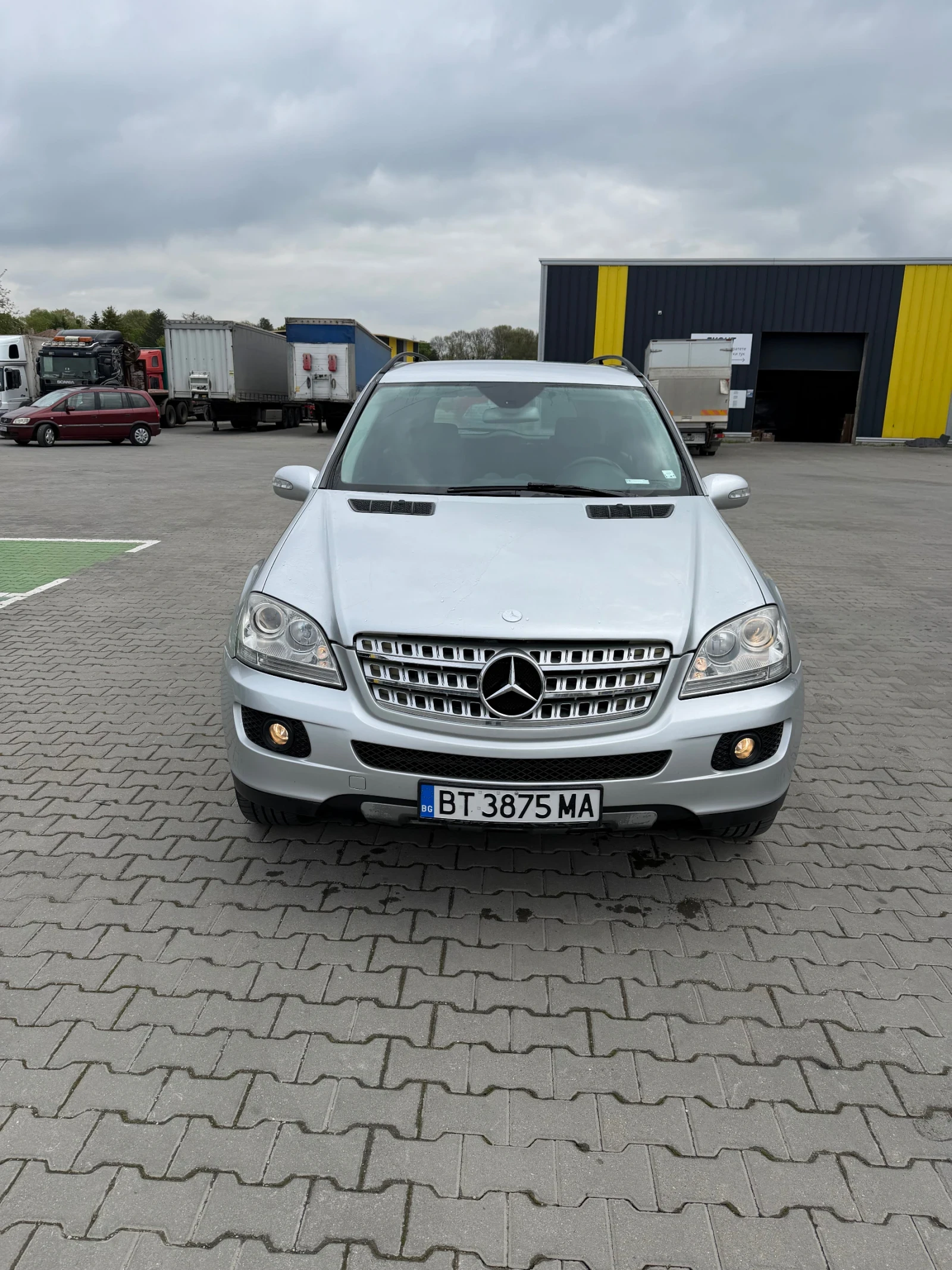 Mercedes-Benz ML 280 3.0 190 7G РЕГИСТРИРАН И ОБСЛУЖЕН , снимка 2 - Автомобили и джипове - 55025854