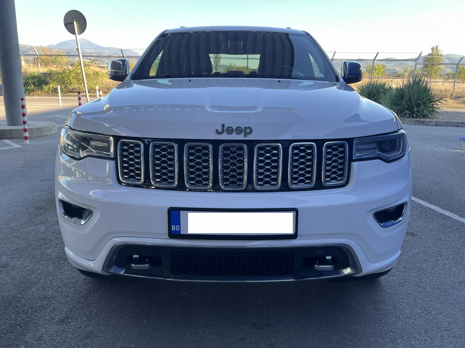 Jeep Grand cherokee Overland, снимка 2 - Автомобили и джипове - 56379696