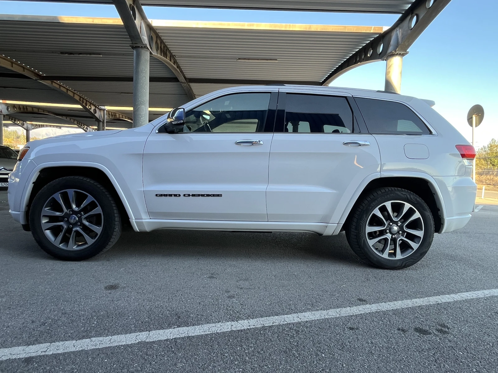 Jeep Grand cherokee Overland, снимка 3 - Автомобили и джипове - 56379696