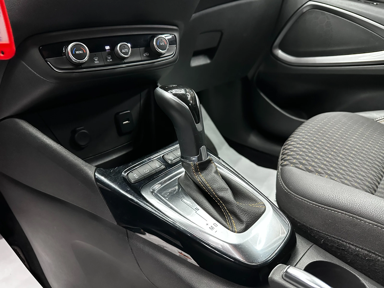 Opel Crossland X 1.2i 110 к.с./реални км/сервизна история/от БГ , снимка 10 - Автомобили и джипове - 56703137