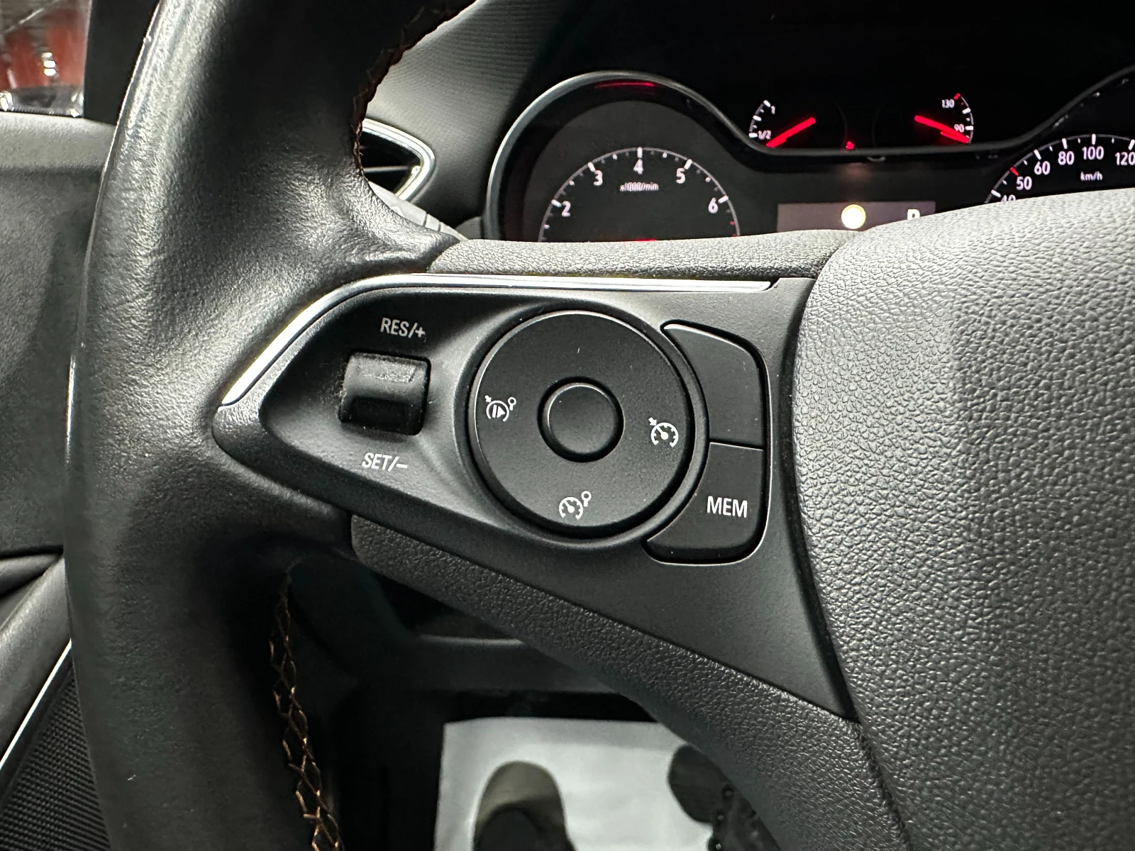 Opel Crossland X 1.2i 110 к.с./реални км/сервизна история/от БГ , снимка 17 - Автомобили и джипове - 56703137