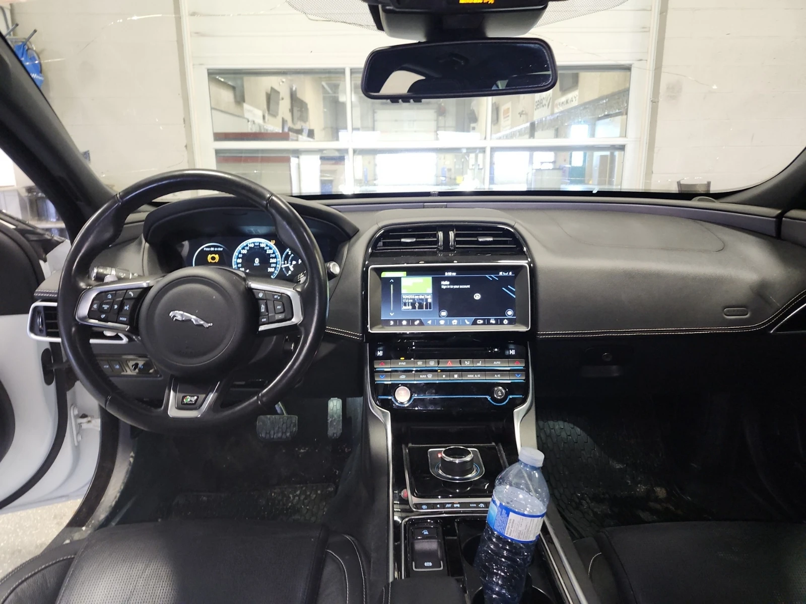 Jaguar XE 2.0 R-SPORT - изображение 8