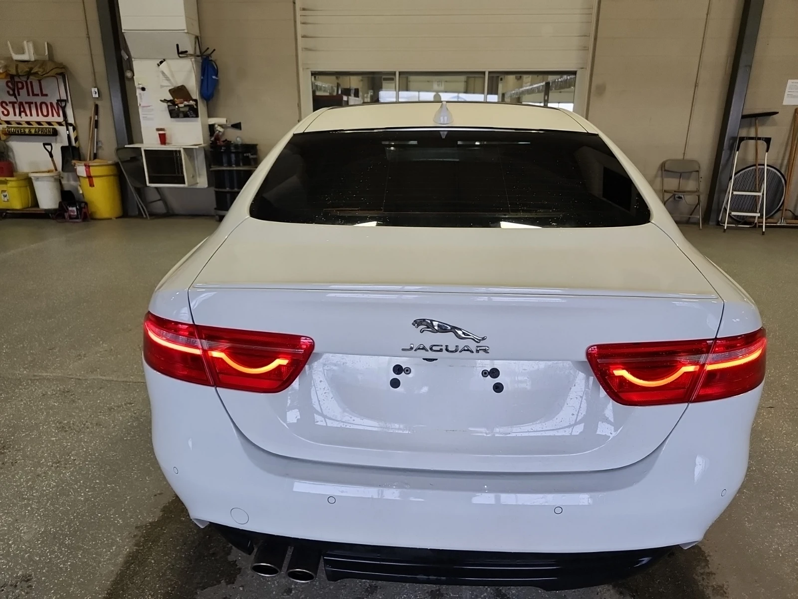 Jaguar XE 2.0 R-SPORT - изображение 2