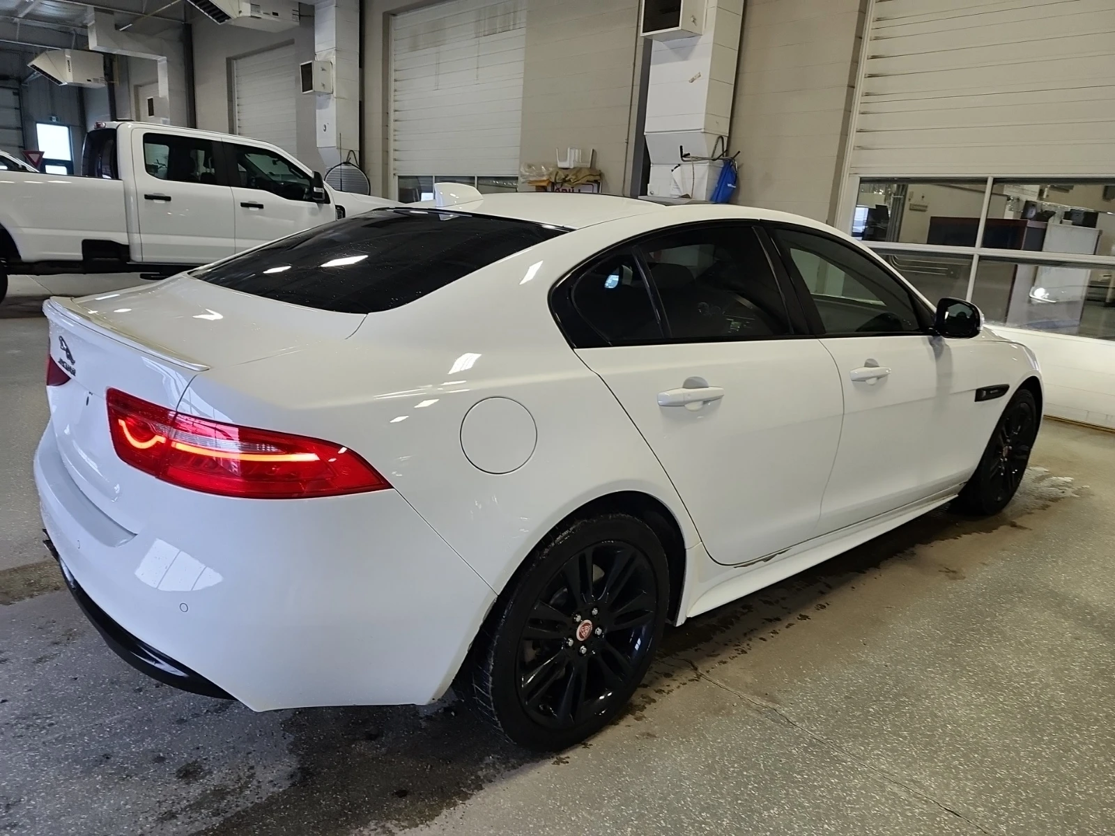 Jaguar XE 2.0 R-SPORT - изображение 4