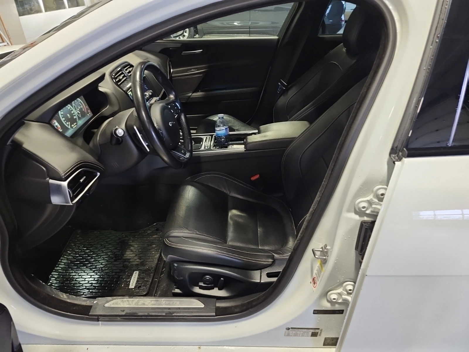 Jaguar XE 2.0 R-SPORT - изображение 7