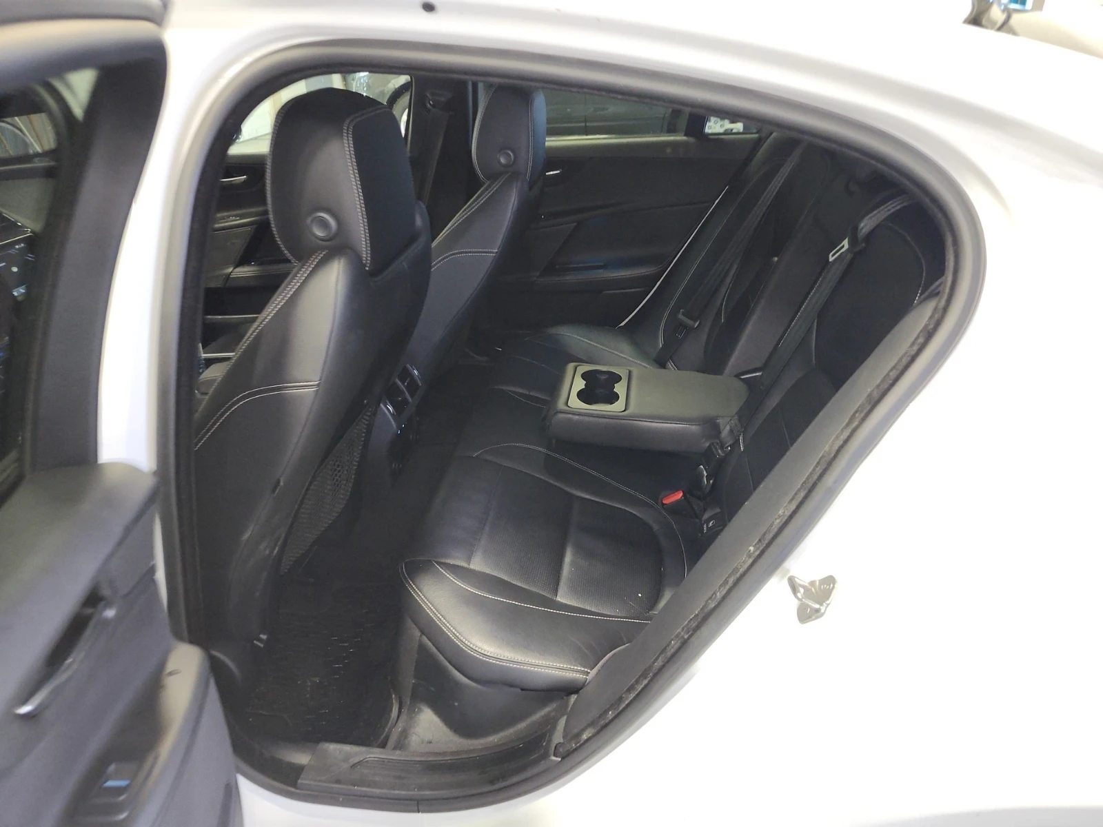 Jaguar XE 2.0 R-SPORT - изображение 10