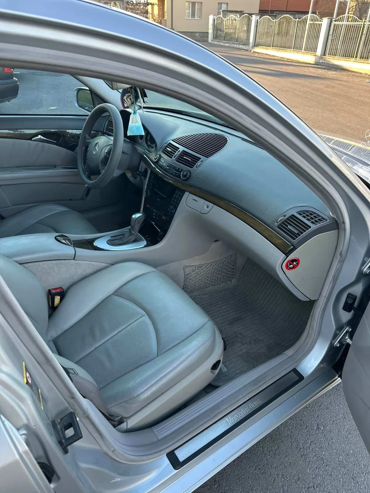 Mercedes-Benz E 320, снимка 11 - Автомобили и джипове - 54346600