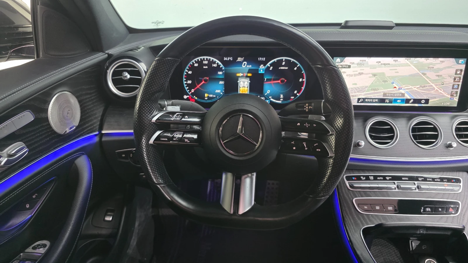 Mercedes-Benz E 220 AMG line/Head up/360 Cam/Подгрев/БЪРМАСТЕР/360/, снимка 9 - Автомобили и джипове - 55445212