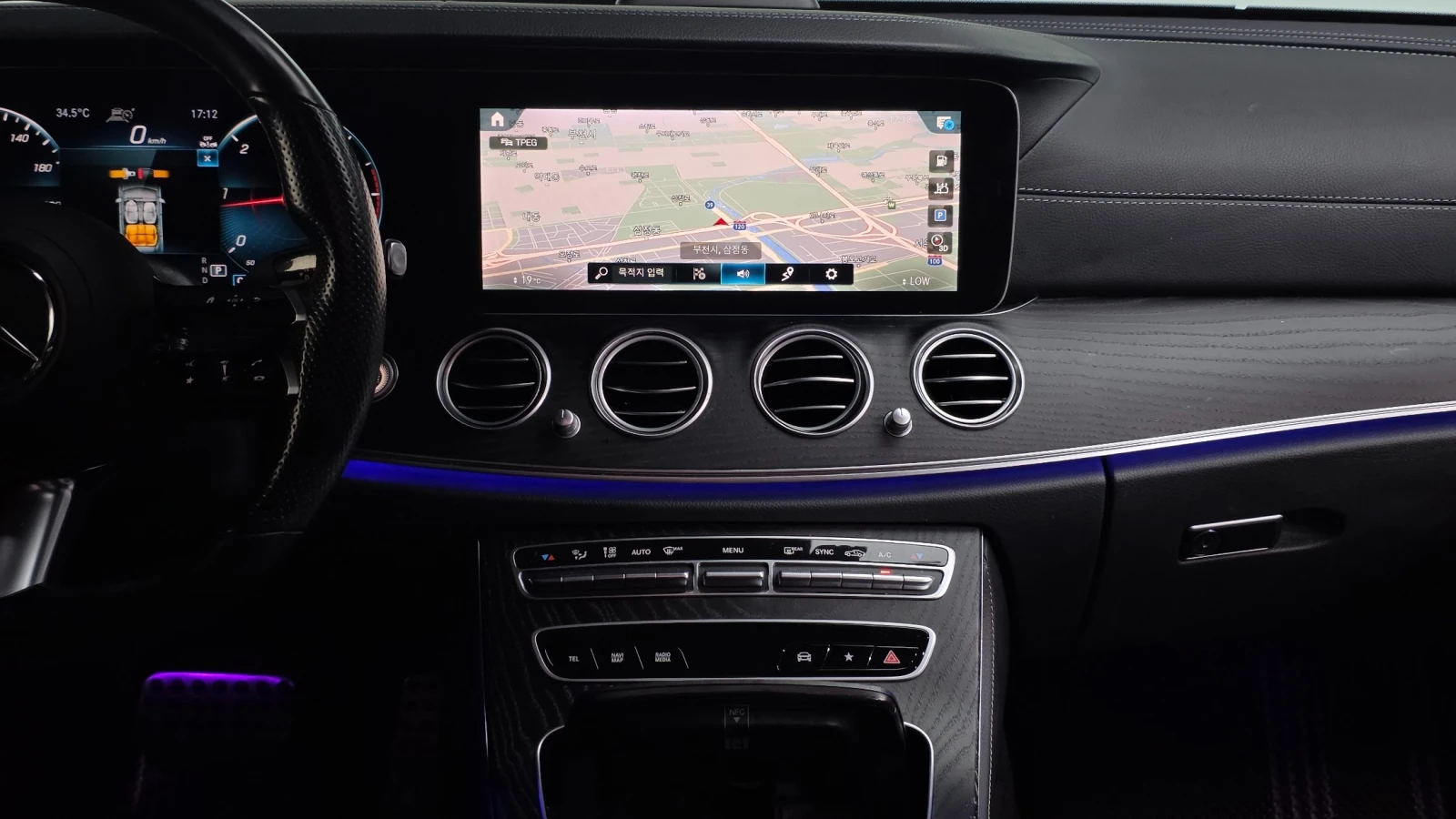 Mercedes-Benz E 220 AMG line/Head up/360 Cam/Подгрев/БЪРМАСТЕР/360/, снимка 8 - Автомобили и джипове - 55445212