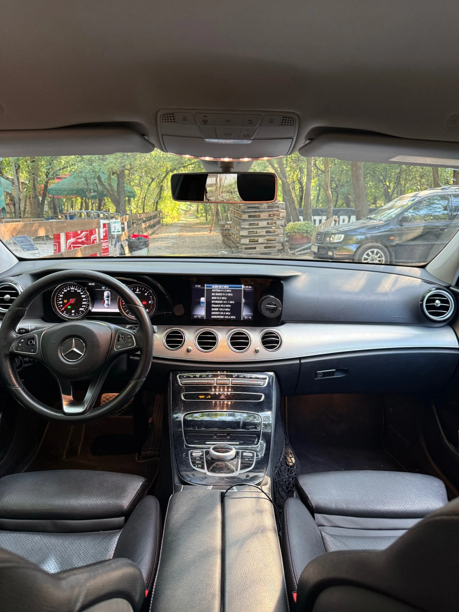 Mercedes-Benz E 200, снимка 13 - Автомобили и джипове - 55577784