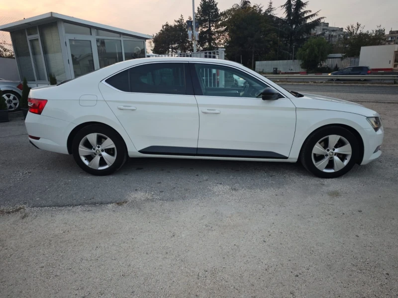 Skoda Superb 2.0TDI* РЪЧКА* 6ск* НАВИ* ОТЛИЧЕН* ОФЕРТА, снимка 5 - Автомобили и джипове - 47775371