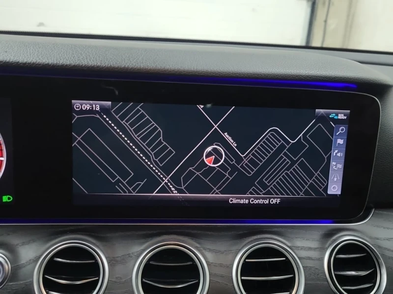 Mercedes-Benz E 300 4MATIC Sedan  CARFAX, снимка 12 - Автомобили и джипове - 53466041