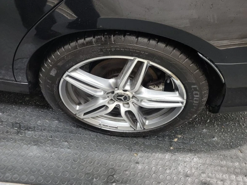 Mercedes-Benz E 300 4MATIC Sedan  CARFAX, снимка 15 - Автомобили и джипове - 53466041