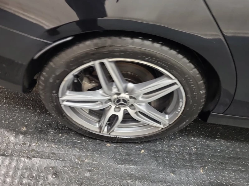 Mercedes-Benz E 300 4MATIC Sedan  CARFAX, снимка 16 - Автомобили и джипове - 53466041