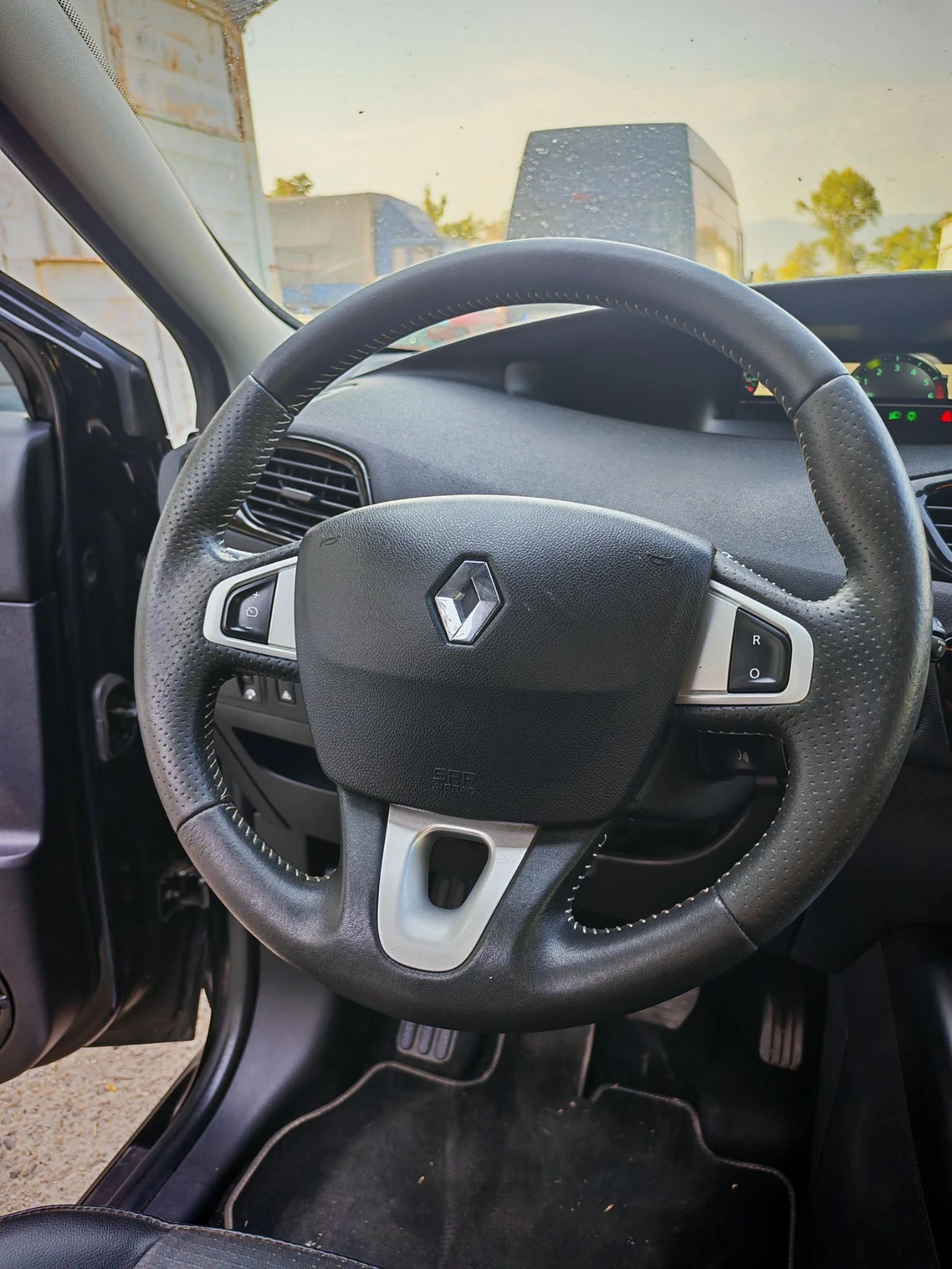 Renault Scenic 1.5дизел Bose 2011, снимка 11 - Автомобили и джипове - 55830486