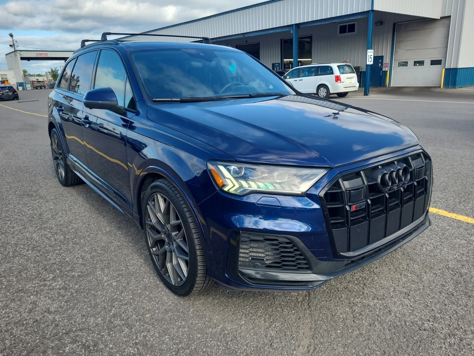 Audi SQ7 ДИСТРОНИК/ОБДУХ/ПОДГРЕВ/CARFAX/ПАНОРАМА, снимка 2 - Автомобили и джипове - 56076262