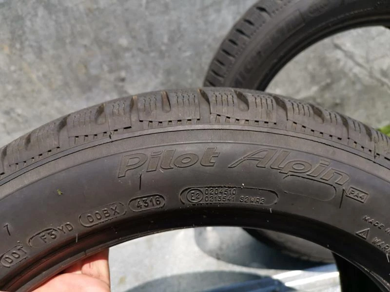 Гуми Зимни 235/50R17, снимка 4 - Гуми и джанти - 25855708