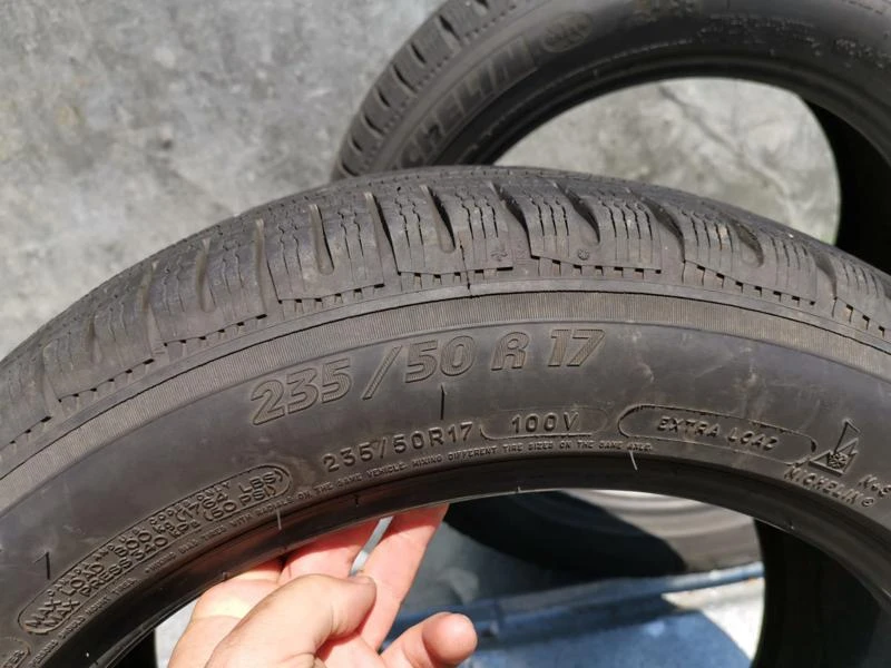 Гуми Зимни 235/50R17, снимка 2 - Гуми и джанти - 25855708