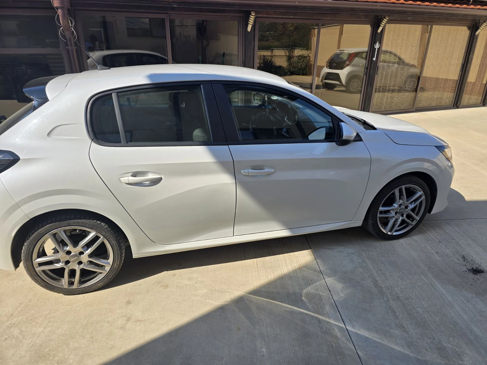 Peugeot 208 1.2 PureTech Навигация| Парктроник| Джанти - изображение 4