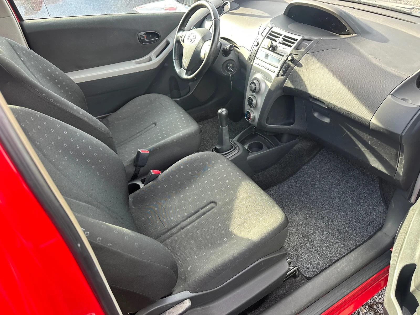 Toyota Yaris 1.0 VVTI 69кс, снимка 8 - Автомобили и джипове - 54415332