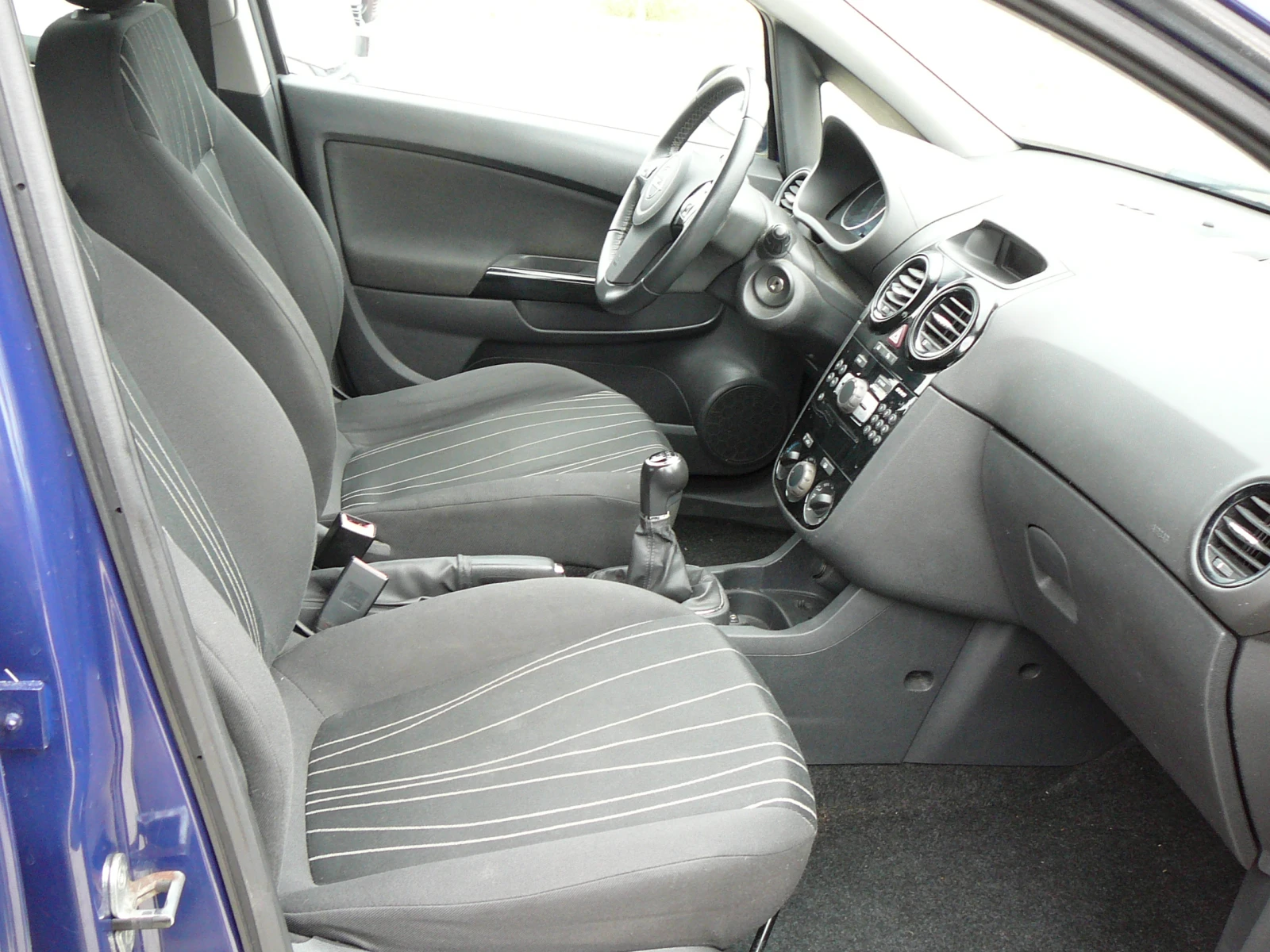 Opel Corsa 1.2i юбилейна, снимка 12 - Автомобили и джипове - 56731417
