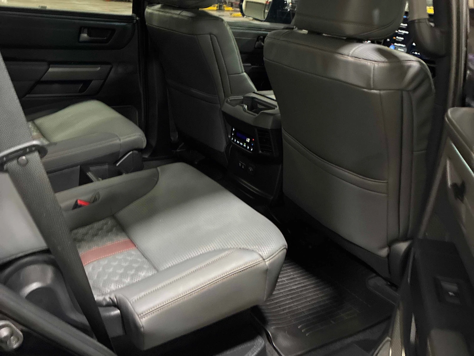 Toyota Sequoia CAPSTONE / ОБДУХВАНЕ / 360 / DISTRONIC / CARFAX, снимка 12 - Автомобили и джипове - 55967322