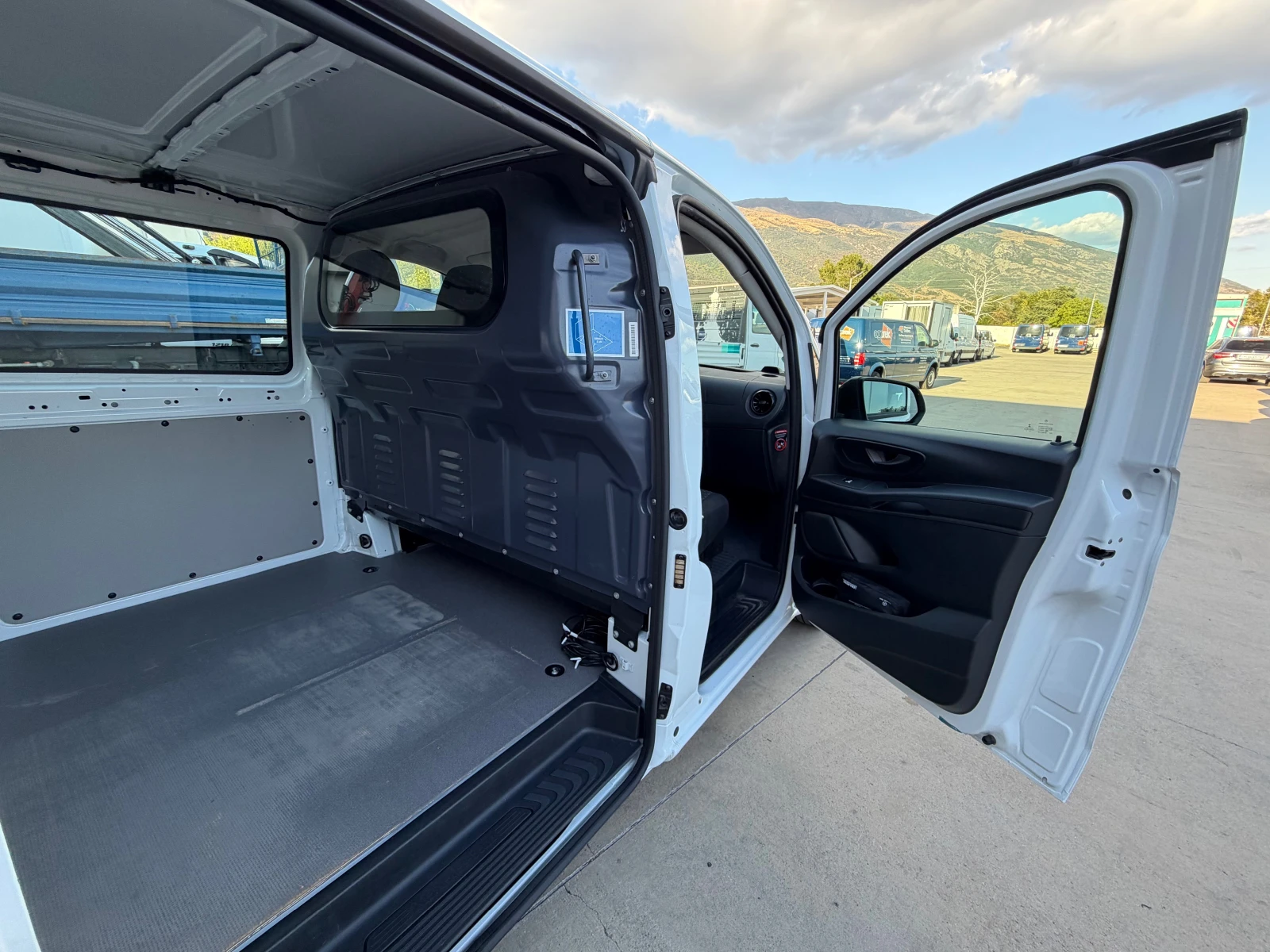 Mercedes-Benz Vito 114!FULL!НОВ!DISTRONIC+ !9G-TRONIC!, снимка 9 - Бусове и автобуси - 55980576