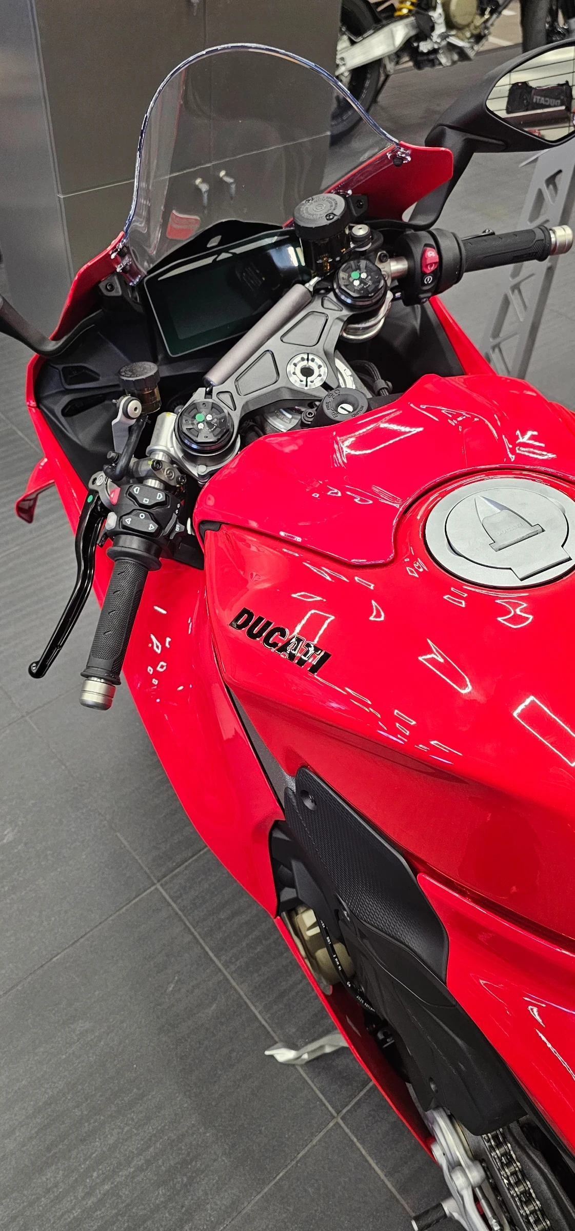 Ducati Panigale Ducati Panigale V4   НОВ, 500 км, 3 месеца - изображение 2