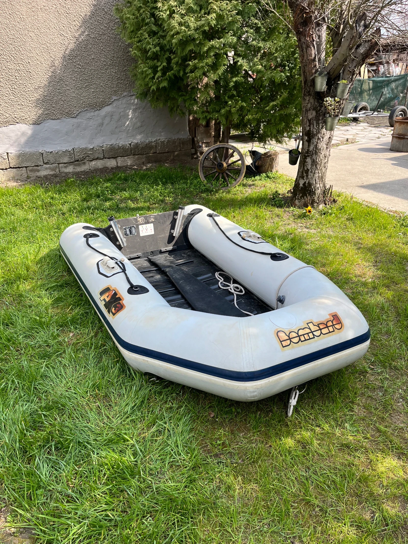 Надуваема лодка Bombard 2.60м , твърдо дъно + двг Хонда 5 коня , 4 тактов