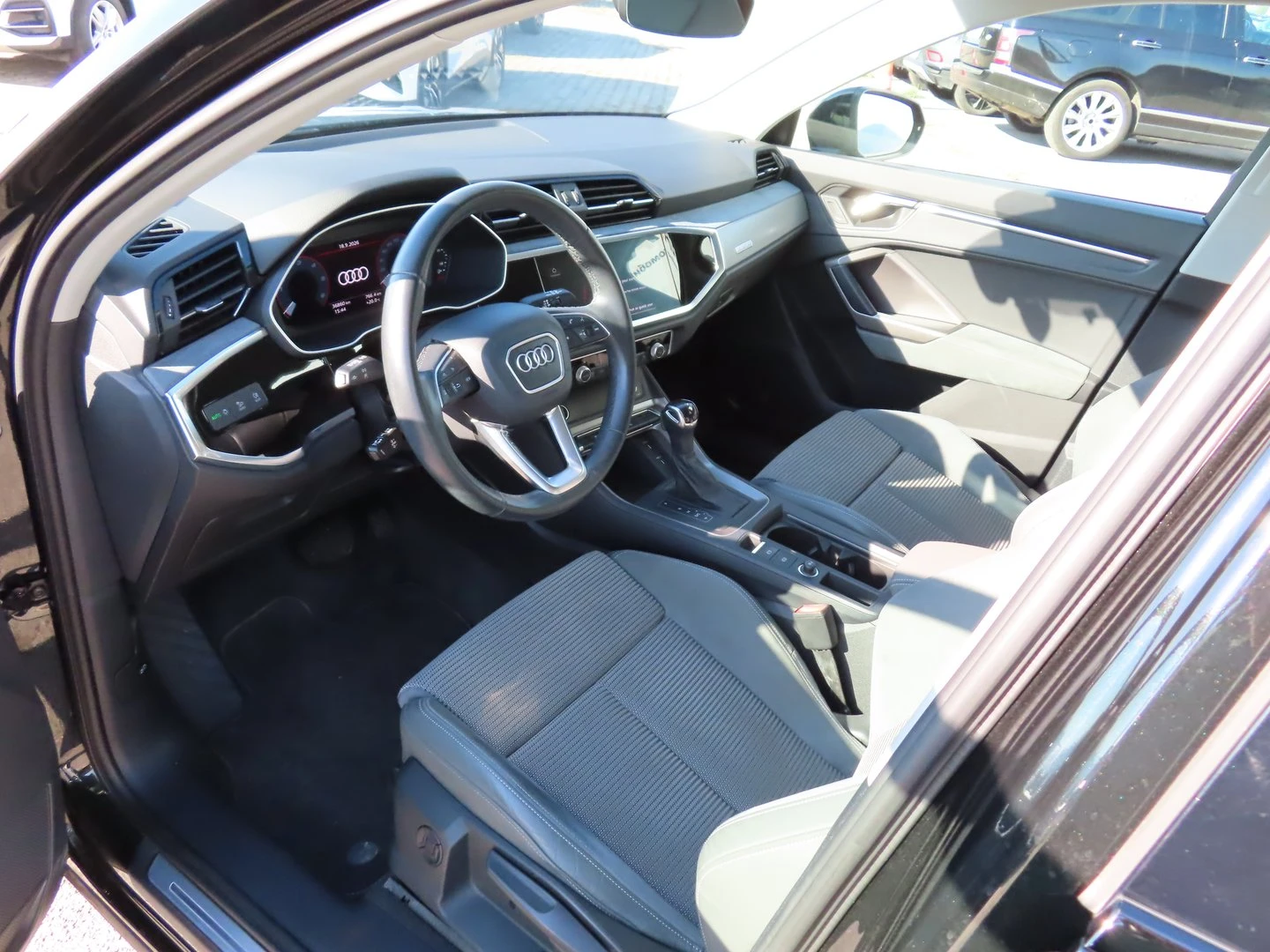 Audi Q3, снимка 4 - Автомобили и джипове - 56438355