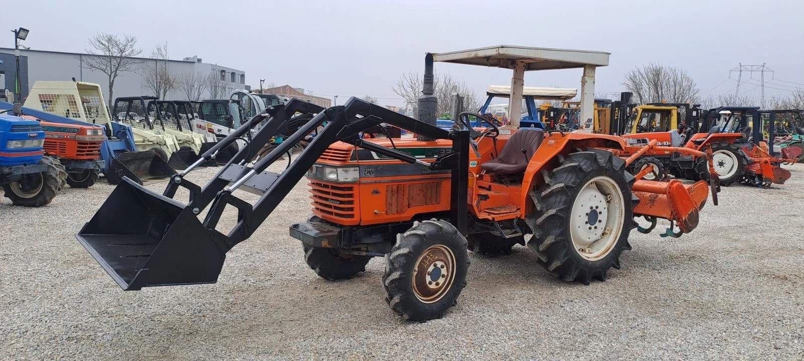 Трактор Kubota L1 33 челен товарач - изображение 2