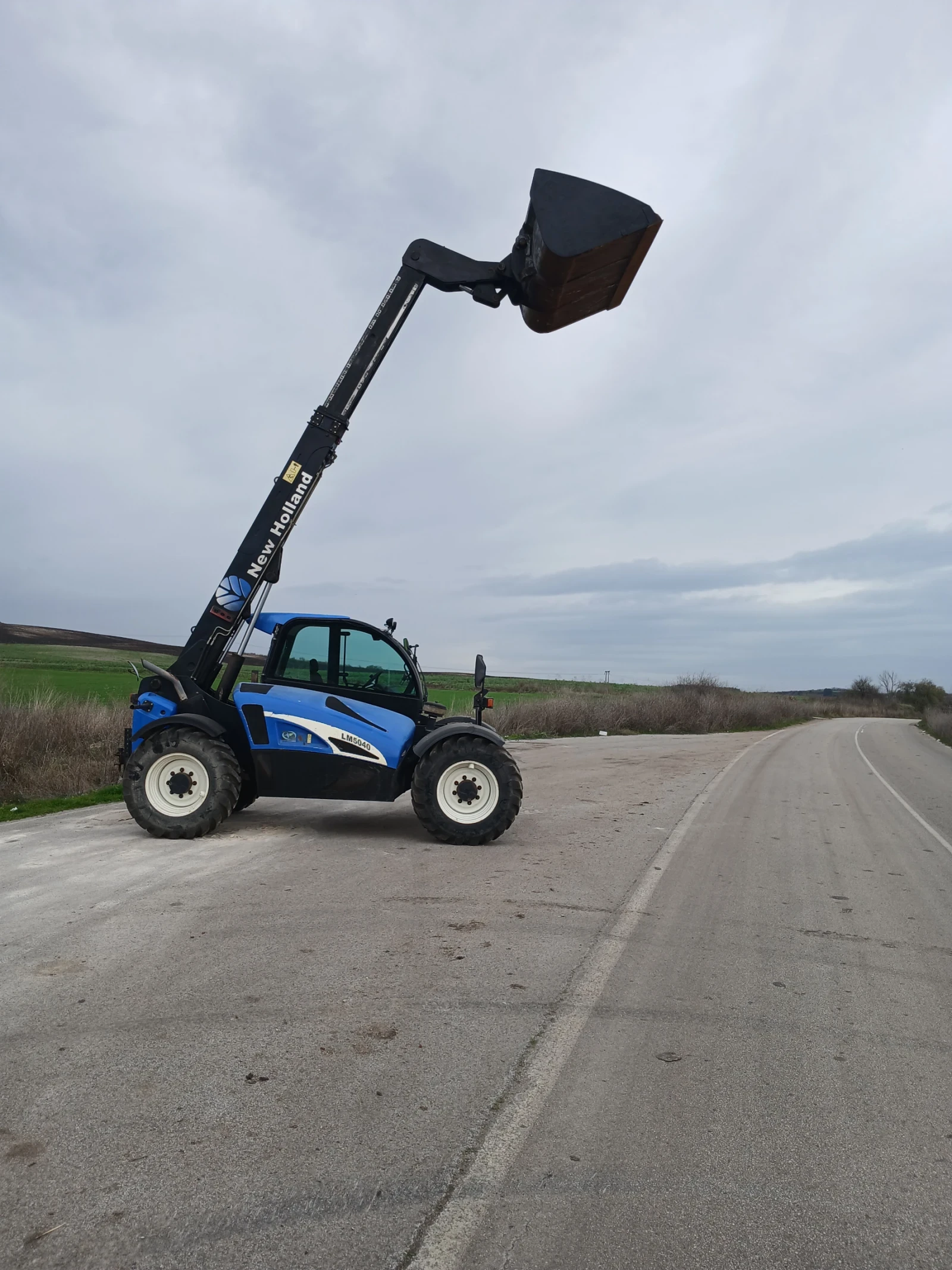 Телескопичен товарач New Holland LM5040 - изображение 3