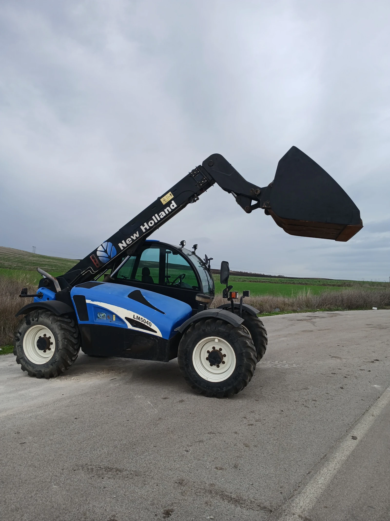 Телескопичен товарач New Holland LM5040 - изображение 4