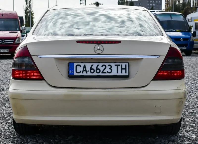 Mercedes-Benz E 200 Има фабричен метан, снимка 5 - Автомобили и джипове - 52707385