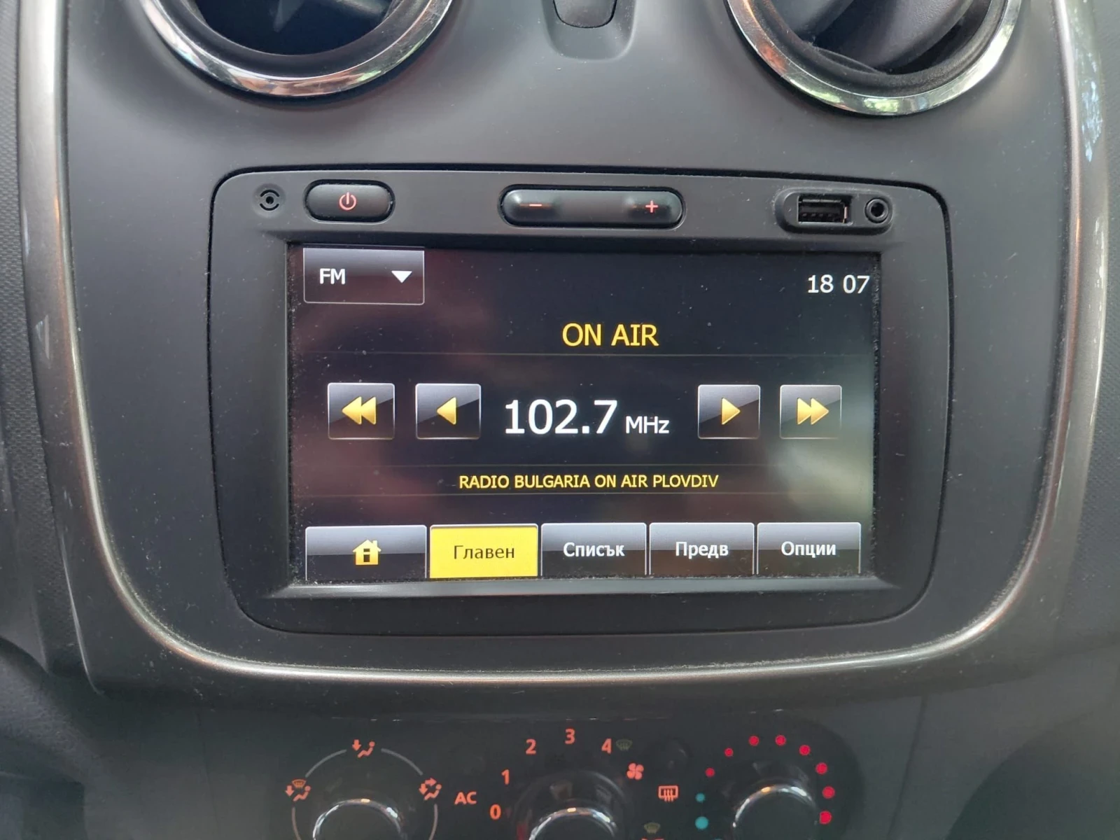 Dacia Sandero 1.0, снимка 9 - Автомобили и джипове - 55646416