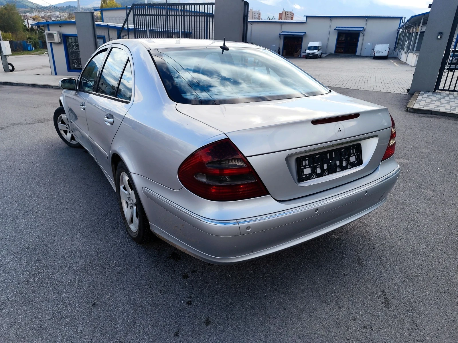 Mercedes-Benz E 220  - изображение 4