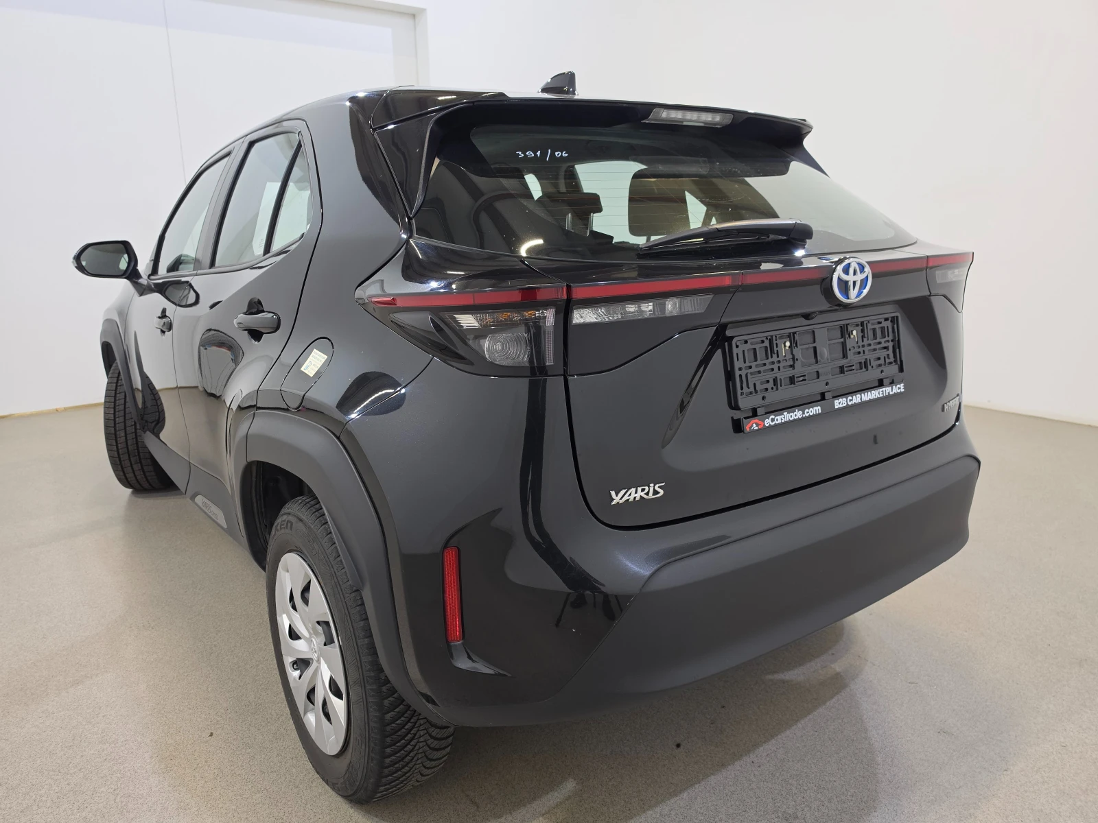 Toyota Yaris Cross 1.5 VVT-I Hybrid Dynamic, снимка 3 - Автомобили и джипове - 55390724