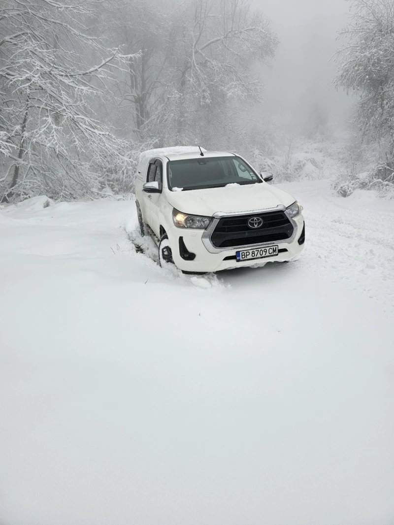 Toyota Hilux 2.8 204, снимка 1 - Автомобили и джипове - 46949869