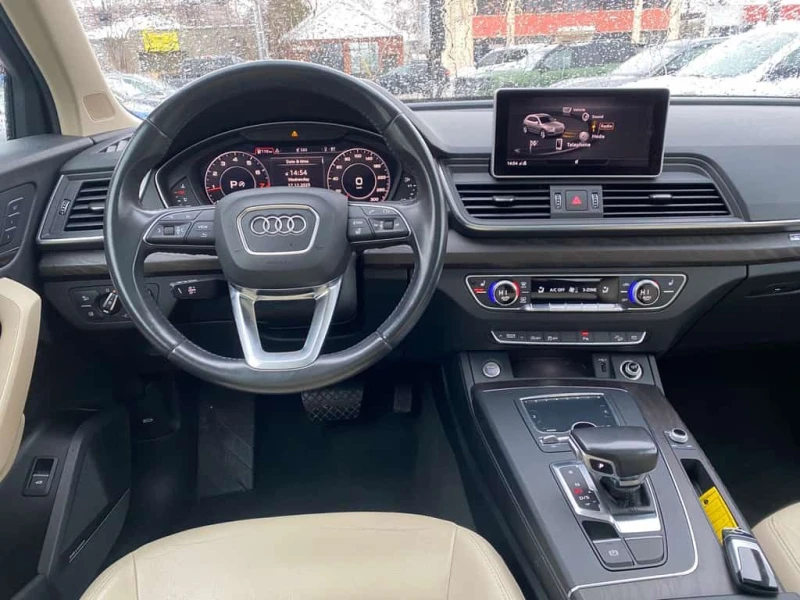 Audi Q5 * 2.0T | Technik | Panoramic Sunroof * CARFAX * ЦЕ, снимка 15 - Автомобили и джипове - 53511970